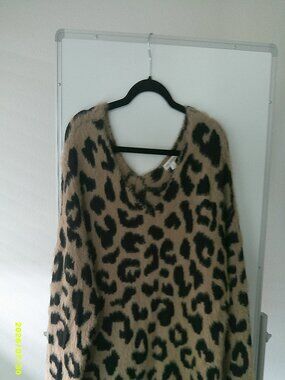 Blue Pepper Leopard Print V-Neck Sweater Size M